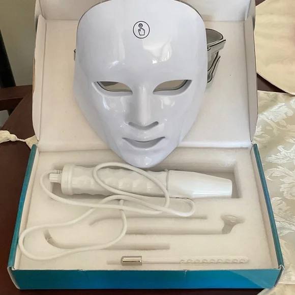 White LED Skincare Mask - Picture 2 of 7